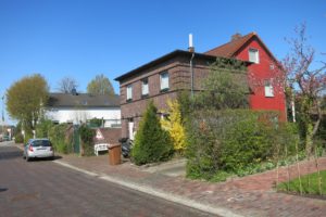 Levy schwimmt nicht mit dem Strom. Vor seinem Haus in der Schlosserstraße bemalte er einmal seinen Bordstein.